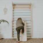 Rampe de glisse et d’escalade en bois pour enfant