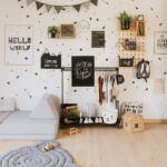 Penderie en bois avec étagères pour chambre d'enfant