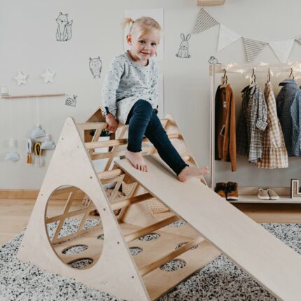 Triangle d’escalade Montessori avec rampe