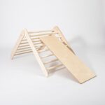 Triangle d'escalade Montessori avec rampe pliable﻿ en bois