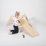Triangle d'escalade Montessori avec rampe pliable﻿ en bois
