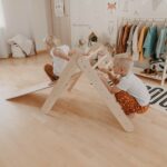 Triangle d'escalade Montessori avec rampe pliable﻿ en bois