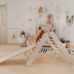 Triangle d'escalade Montessori avec rampe pliable﻿ en bois