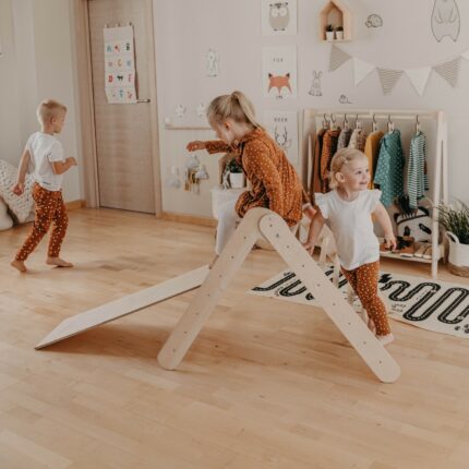 Triangle d'escalade Montessori avec rampe pliable﻿ en bois