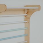 Triangle d’Escalade Pikler avec Mur Suédois – Couleurs Pastel | Pour Enfants de 6 Mois à 7 Ans