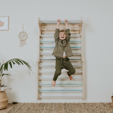 Triangle d’Escalade Pikler avec Mur Suédois – Couleurs Pastel | Pour Enfants de 6 Mois à 7 Ans