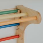 Triangle d’Escalade Pikler avec mur d'escalade arc en ciel