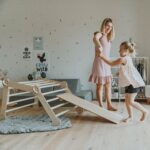 Structure d'escalade en en bois et sa rampe pour enfant