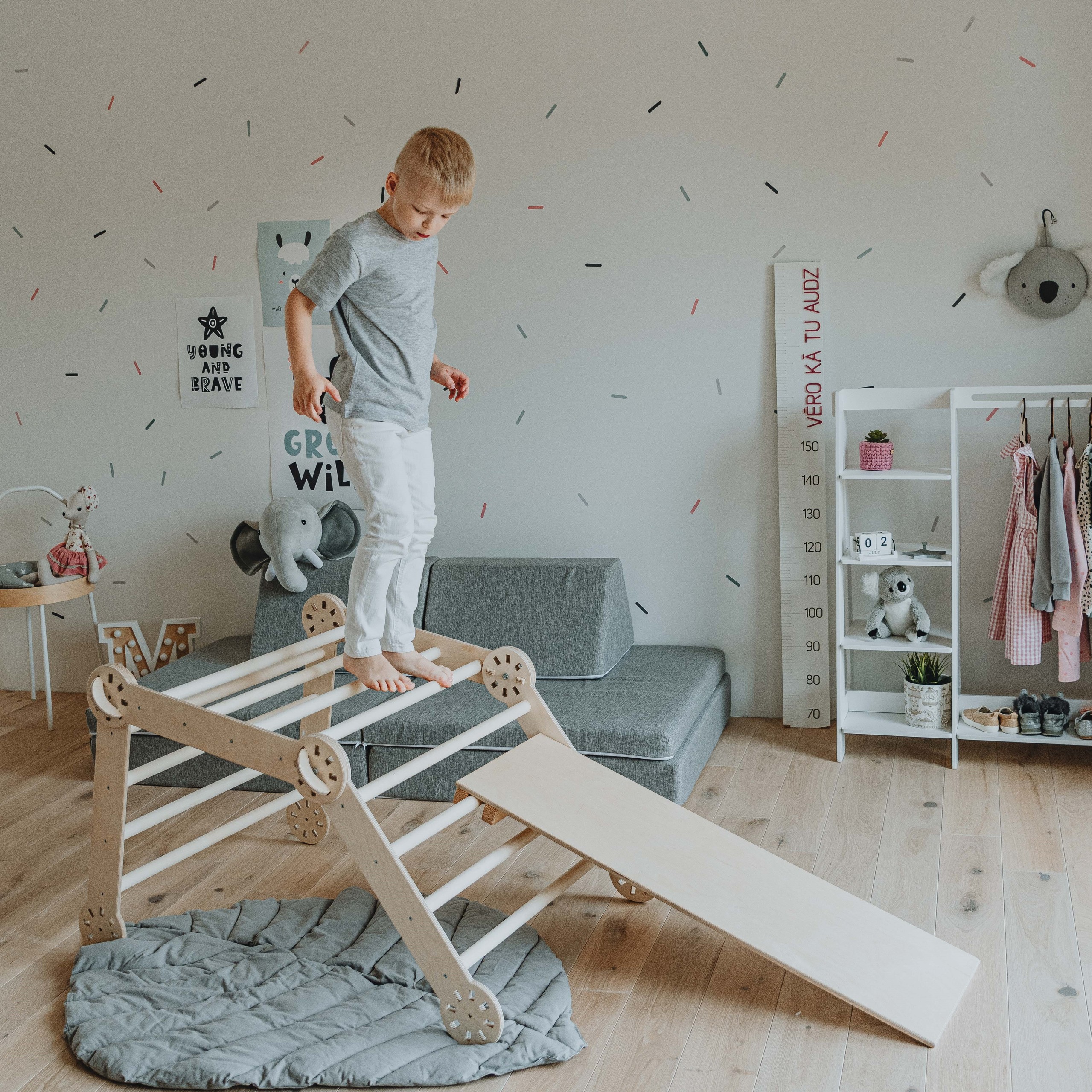 Structure d'escalade en en bois et sa rampe pour enfant