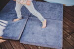 Tapis de Jeu Carré pour Bébé en Velours Bleu-Gris Premium 120X120 cm
