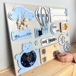 Tableau sensoriel Montessori - Busy Board - avec Portes - 30 × 40 cm – Image 2