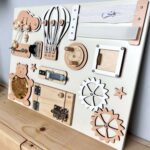 Tableau sensoriel Montessori - Busy Board - avec Portes - 30 × 40 cm – Image 3