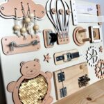 Tableau sensoriel Montessori - Busy Board - avec Portes - 30 × 40 cm – Image 4