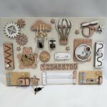 Tableau d'activités Montessori - avec portes et serrures - 40×60 cm - Moyen – Image 2