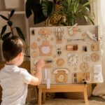 Tableau sensoriel Montessori - Busy Board - 50×60 cm - Moyen