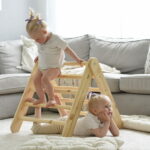 Triangle Pickler Montessori 2-en-1 - avec Toboggan et Mur d'Escalade - Bois Naturel – Image 2