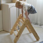 Triangle Pickler Montessori 2-en-1 - avec Toboggan et Mur d'Escalade - Bois Naturel – Image 9
