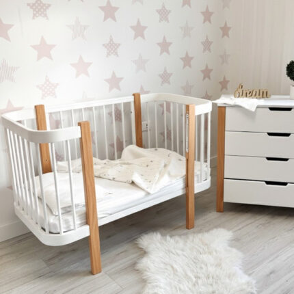 Lit bébé évolutif ELIN – avec matelas – Naturel et blanc